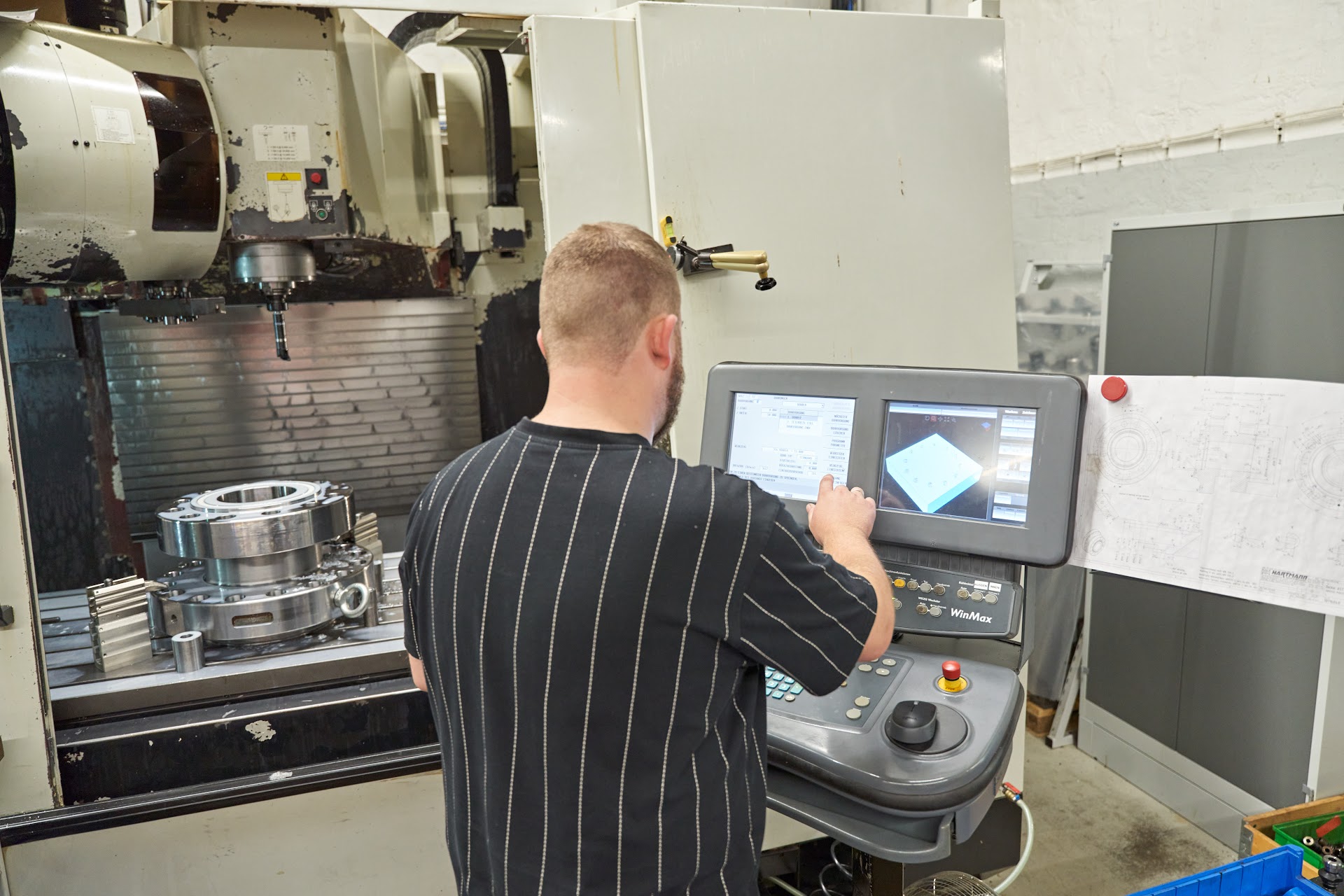 An der Steuerung der Fräsmaschine