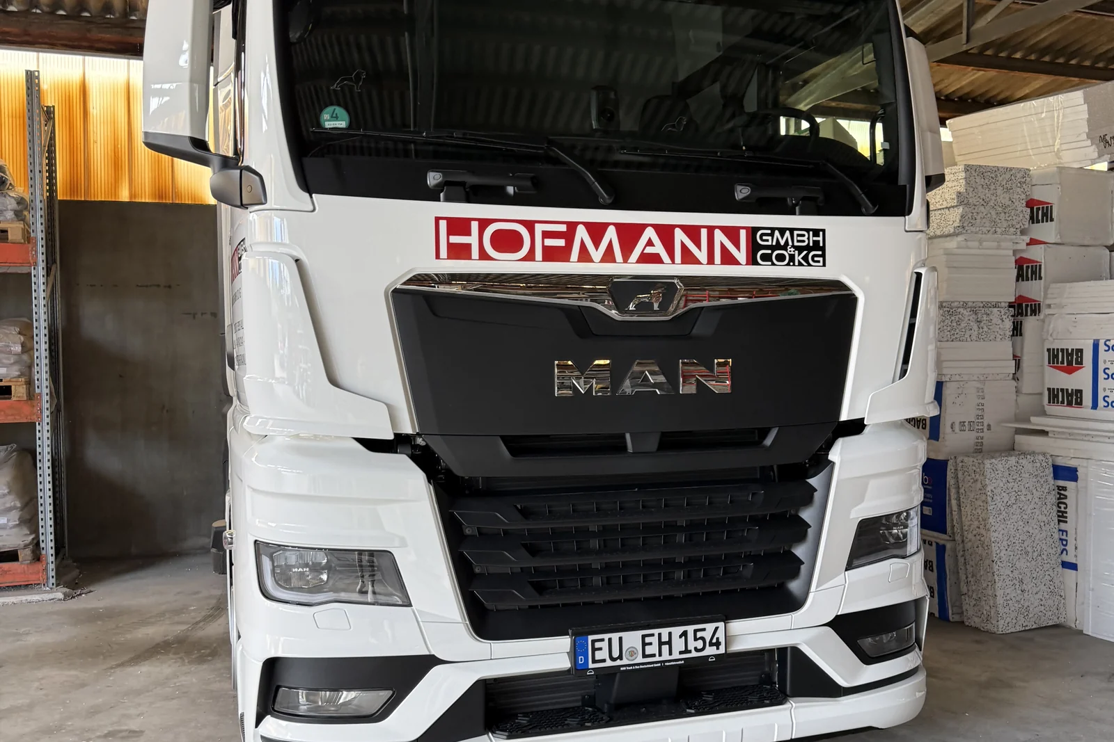 Sattelzugmaschine von Hofmann Estrich und Belag