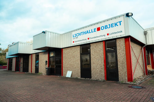 Elektromonteure der Lichthalle Objekt GmbH bei der Arbeit