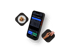 Smartphone mit einer Bestell-App, umgeben von einer kleinen Schale Essen und einer Hand, die eine Kreditkarte hält.