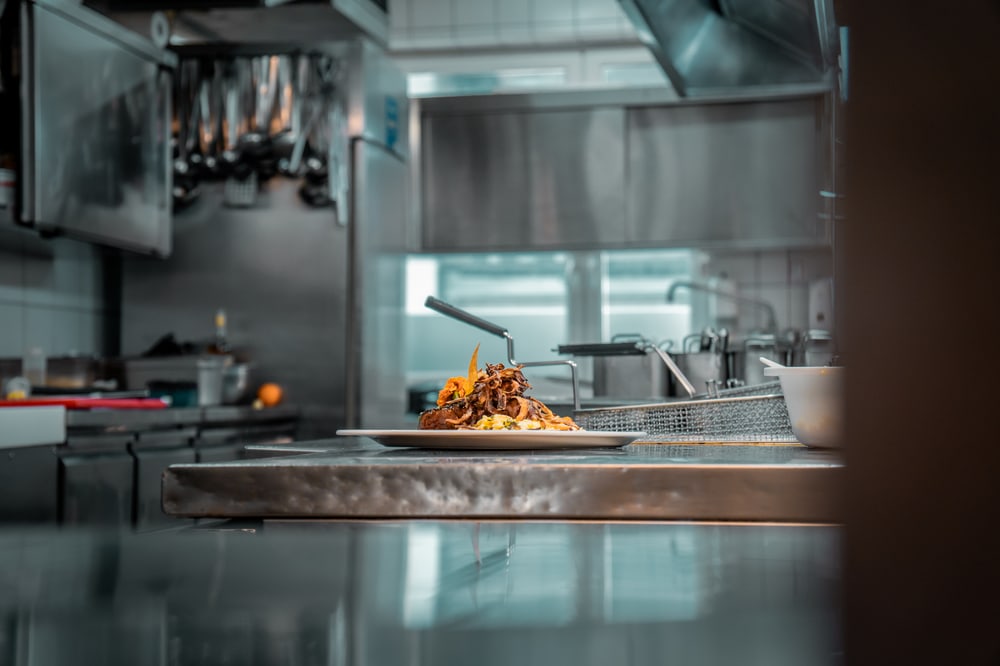 Angerichteter Teller in Restaurantküche