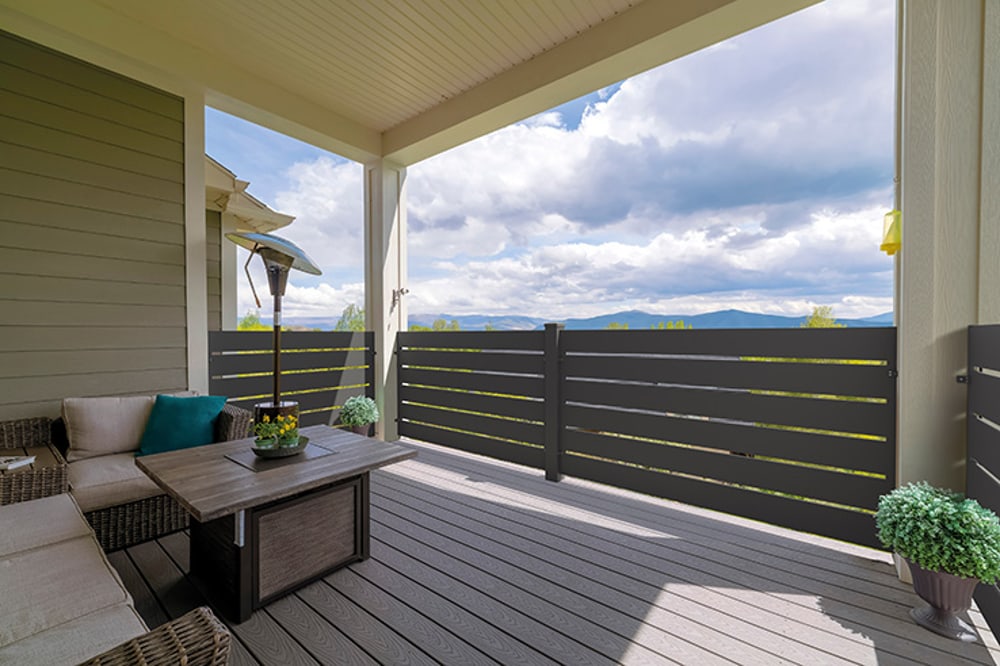 Terrasse mit modernem GUARDI Balkongeländer TRIEST