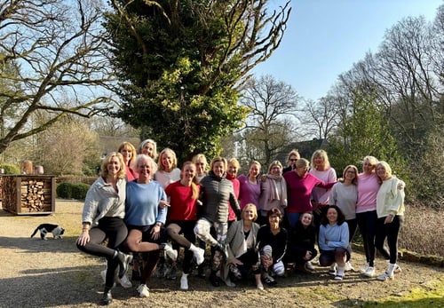Gruppe unter dem Baum