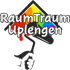 Ein Regenbogenhausdach mit Farbspritzern und einem Pinsel, der von einer Hand gehalten wird. Text: "RaumTraum Uplengen".