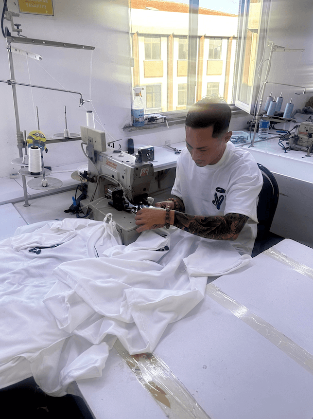 Produktionsdetail mit Shirt und Veredelung