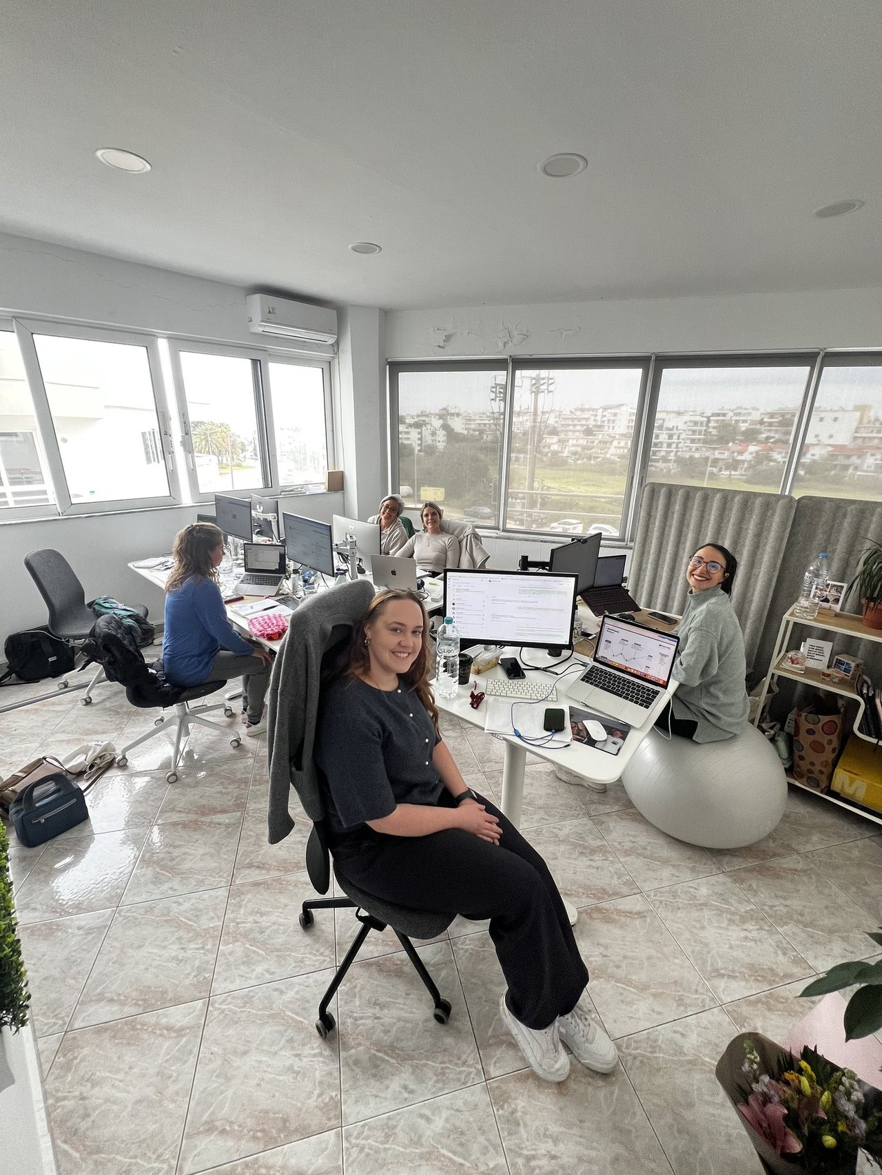Das helle Be-Works-Büro auf Rhodos mit Team bei der Arbeit