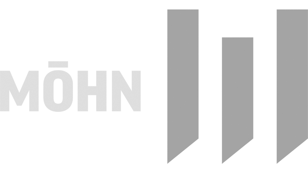 MÖHN-Logo in hellgrauer Schrift auf grünem Hintergrund mit drei vertikalen Balken rechts.