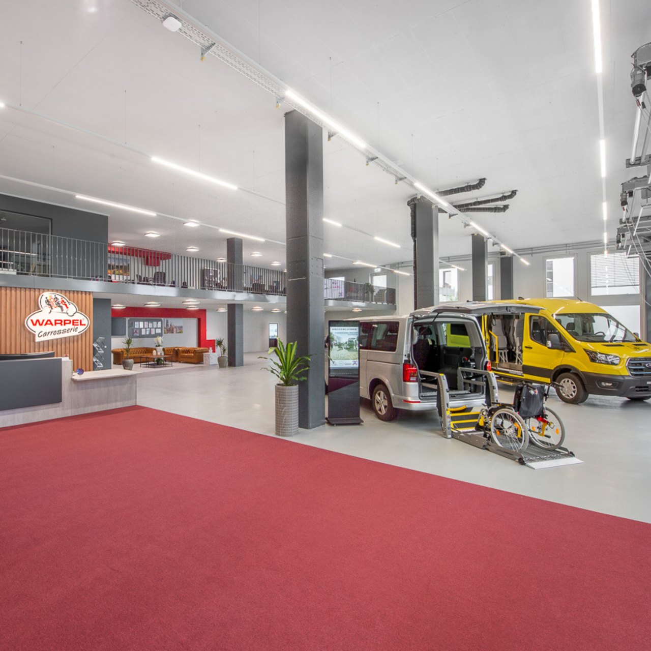 Showroom mit ausgestellten Fahrzeugen