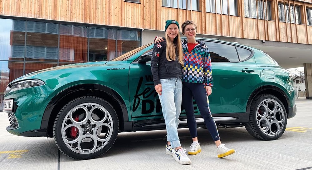 Julia Mayer im Gespräch mit Charlotte Bufler auf der Rückbank des Alfa Romeo Tonale Plug-in-Hybrid für die WOMAN-Serie „What drives you?“