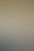 Moderner Tunnelkamin in einer weißen Trennwand zwischen Wohnzimmer und Essbereich mit brennendem Feuer.