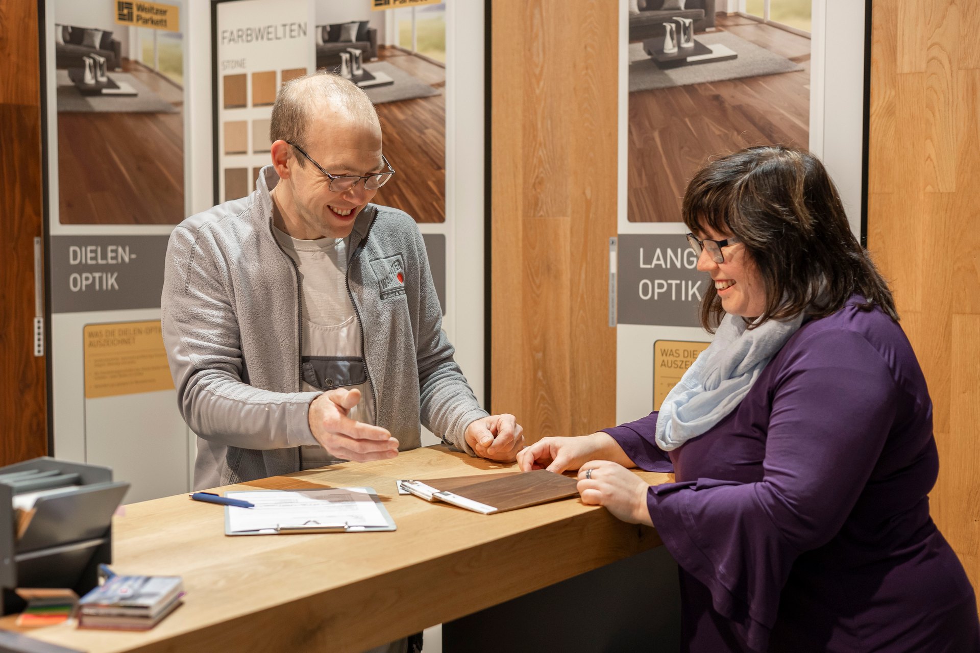 Anika Wachter mit ihrem Bruder Christian in der Ausstellung von Maler & Parkett Wachter in Tanna