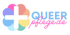 Logo mit buntem Blütenmuster, weißem Pluszeichen und Text "QUEER pflegede".
