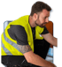 Handwerker in Warnweste bei der Arbeit an einer Anlage