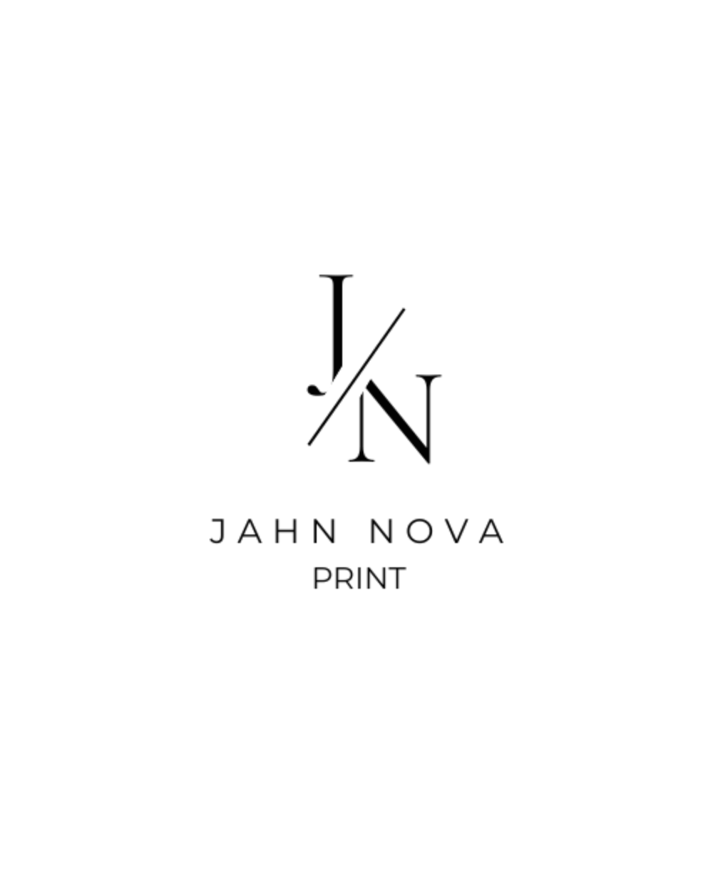 Logo mit den schwarzen Buchstaben „J“ und „N“, getrennt durch einen Schrägstrich, darunter „JAHN NOVA PRINT“.