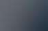 Eine Person arbeitet an einem Computerbildschirm an einem Grafikdesign-Layout mit Text und Bildern.
