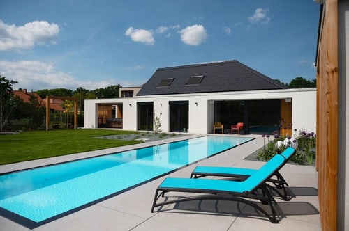Pool vor einem modernen Haus