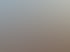 Ein lächelnder Mann im weißen T-Shirt und eine Frau im dunklen Blazer sitzen vor Palmen bei Sonnenuntergang im Freien.