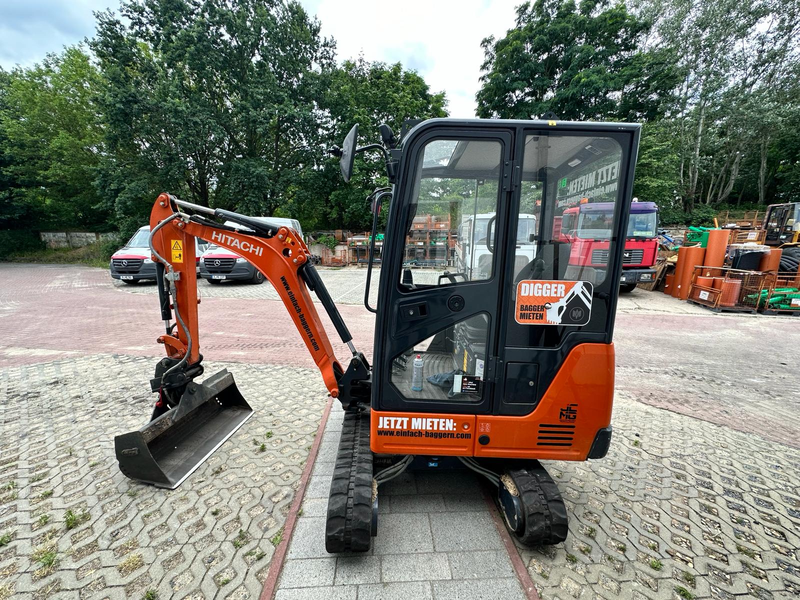 Mietbagger bei Erdarbeiten in Potsdam