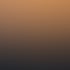 Drei Arbeiter mit Schutzhelmen und Warnwesten stehen bei Sonnenuntergang zwischen hohen Strommasten.