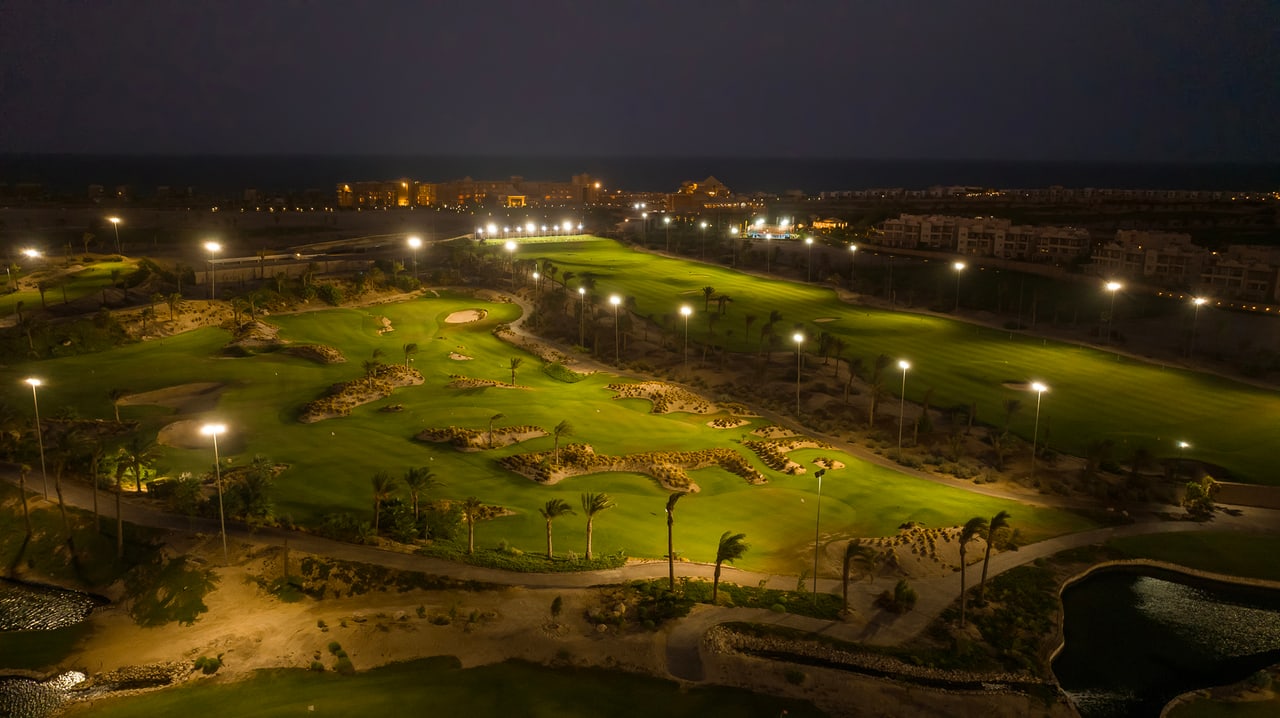 Driving Range & Short Game bei Nacht