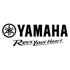 Schwarzes Yamaha-Logo mit drei Stimmgabeln und dem Slogan "Revs Your Heart" auf dunkelgrünem Hintergrund.