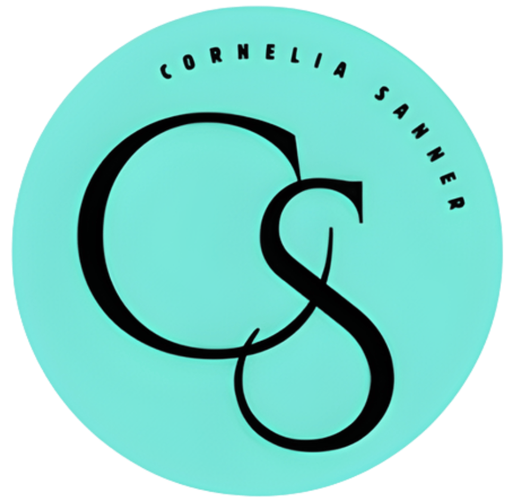 Logo: Cornelia Sanner, Initialen CS in Schwarz auf türkisfarbenem Kreis