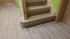 Mit Vinyl belegte Treppe und Flur in Holzoptik