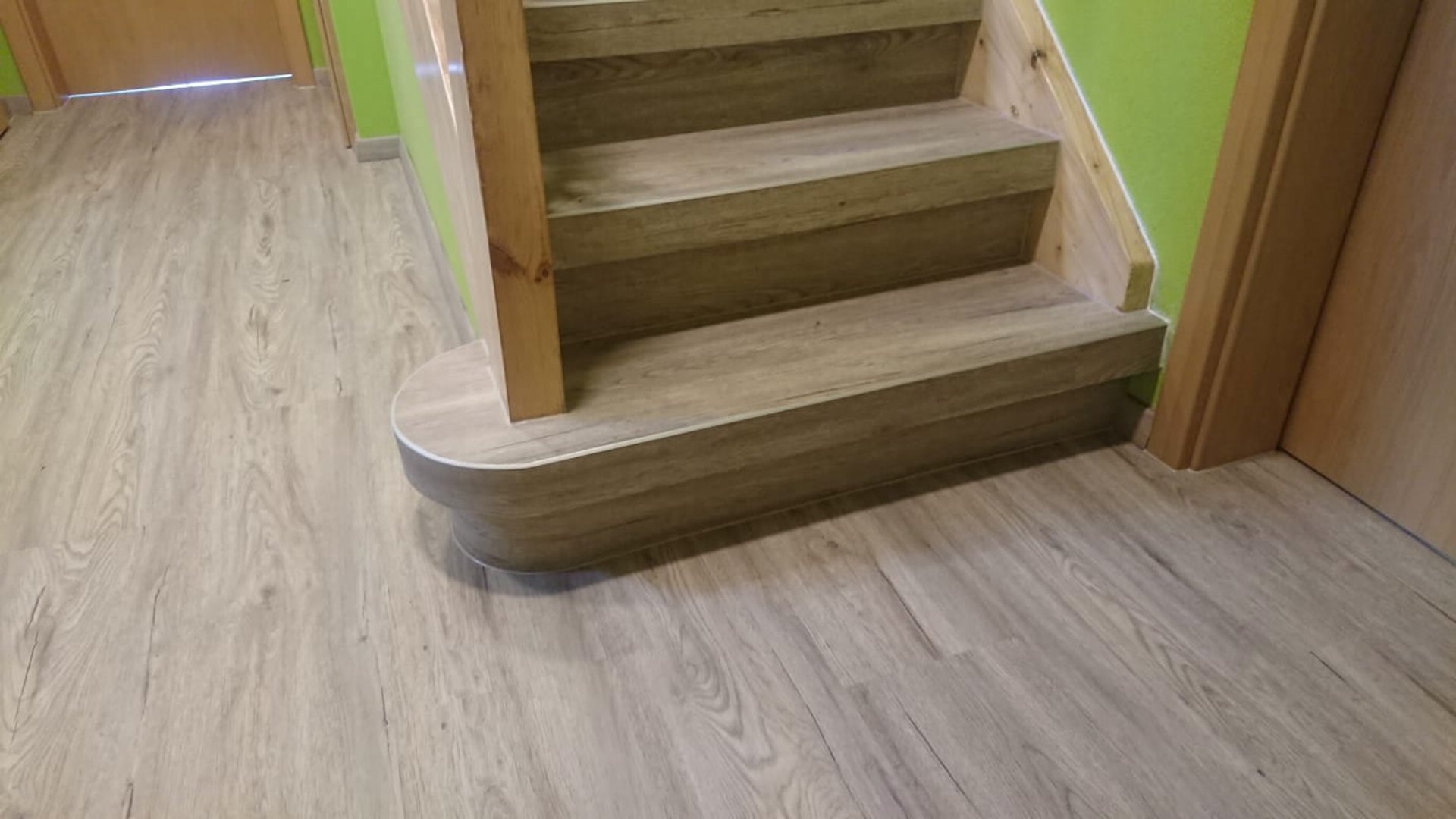 Mit Vinyl belegte Treppe und Flur in Holzoptik