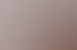 Eine Pflegekraft misst den Blutdruck einer Kundin am Küchentisch.