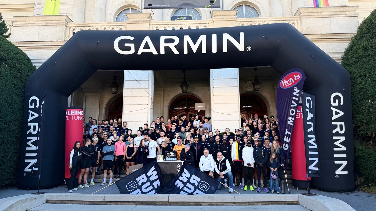 Julia Mayer mit Community, Team und Partnern vor der Grazer Oper vor dem Start des Halbmarathons 2026