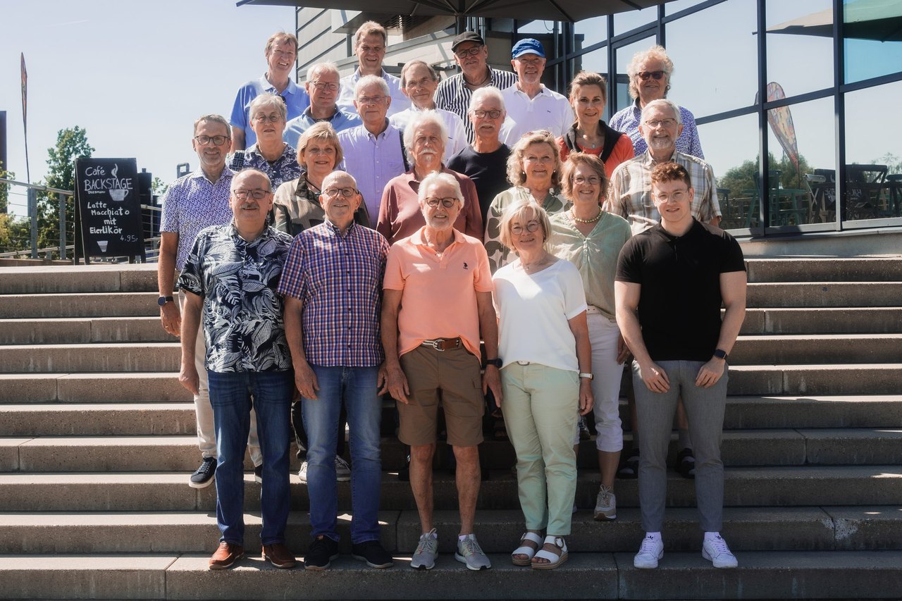 Gruppenfoto der Ehrenamtlichen von Menschen in Not Gronau auf einer Treppe