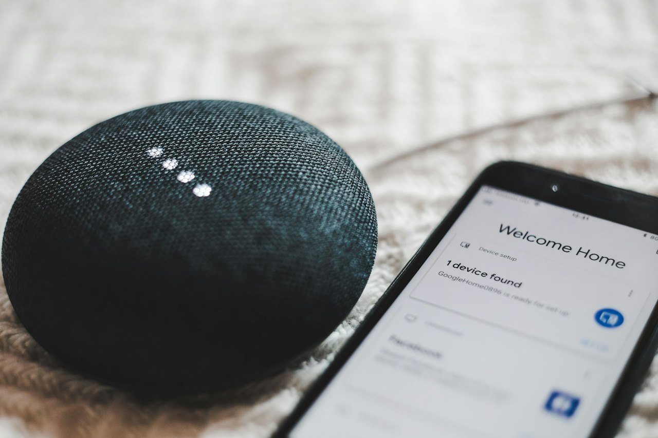 Smart Speaker neben Smartphone zur Steuerung der Funkzentrale