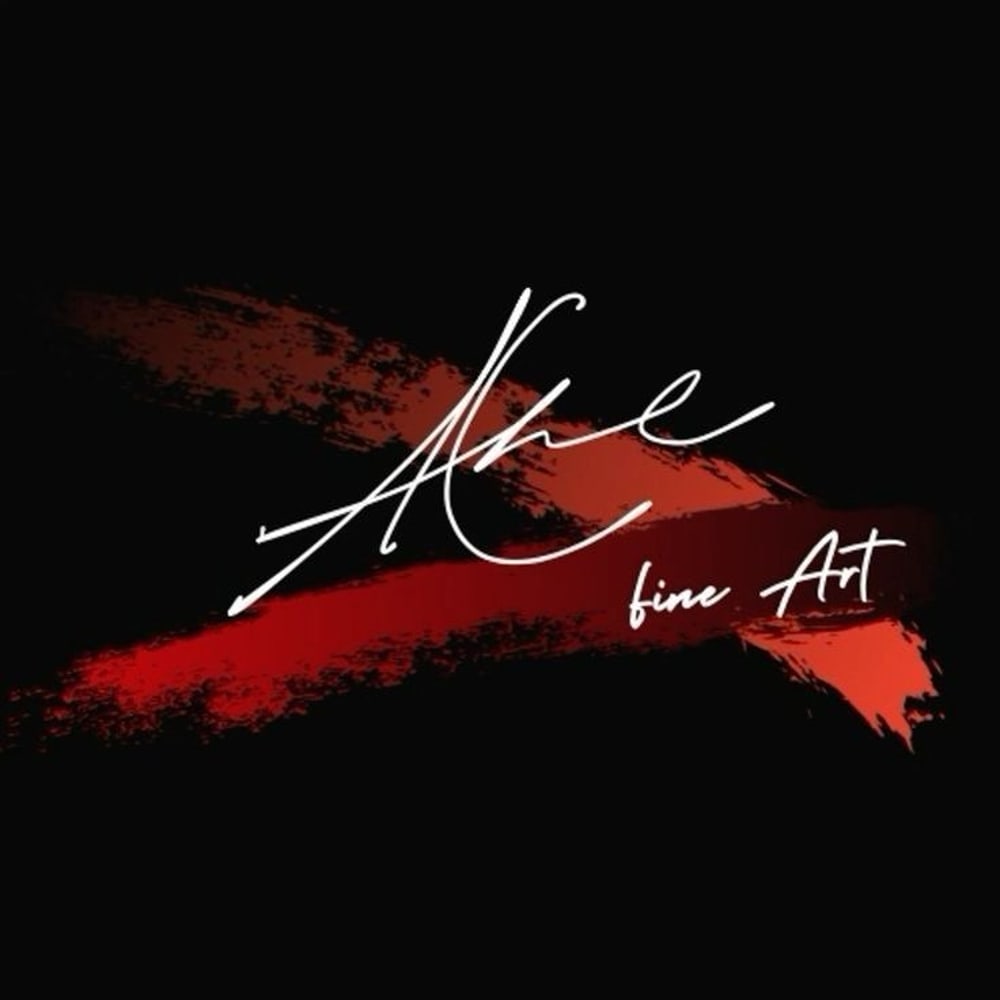 Weißes, geschwungenes "AC Brune fine Art" auf rotem Pinselstrich auf schwarzem Hintergrund.