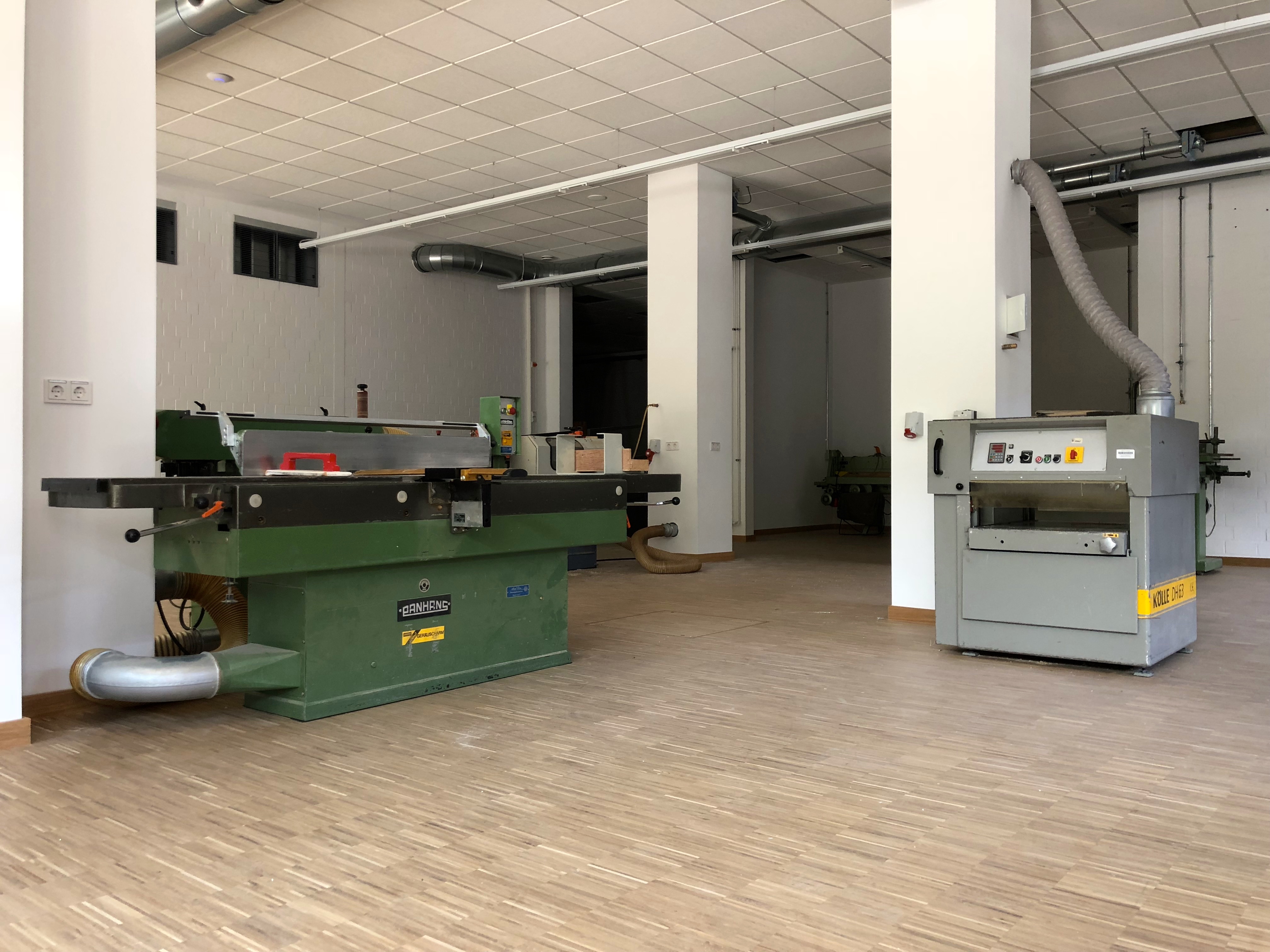 BBS II Göttingen – Werkstattbereich mit Holzbearbeitungsmaschinen und Holzboden