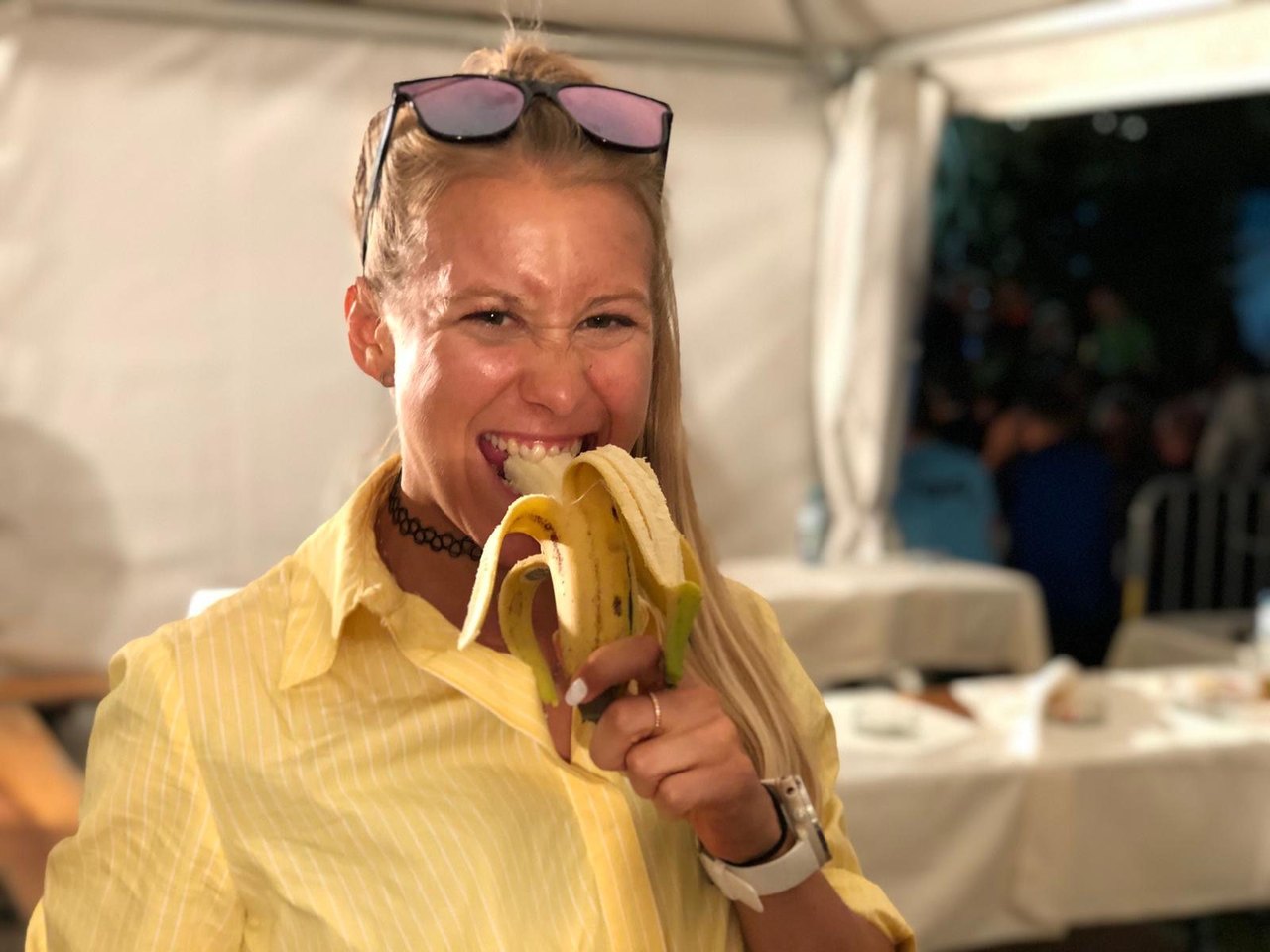 Julia Mayer isst eine Banane