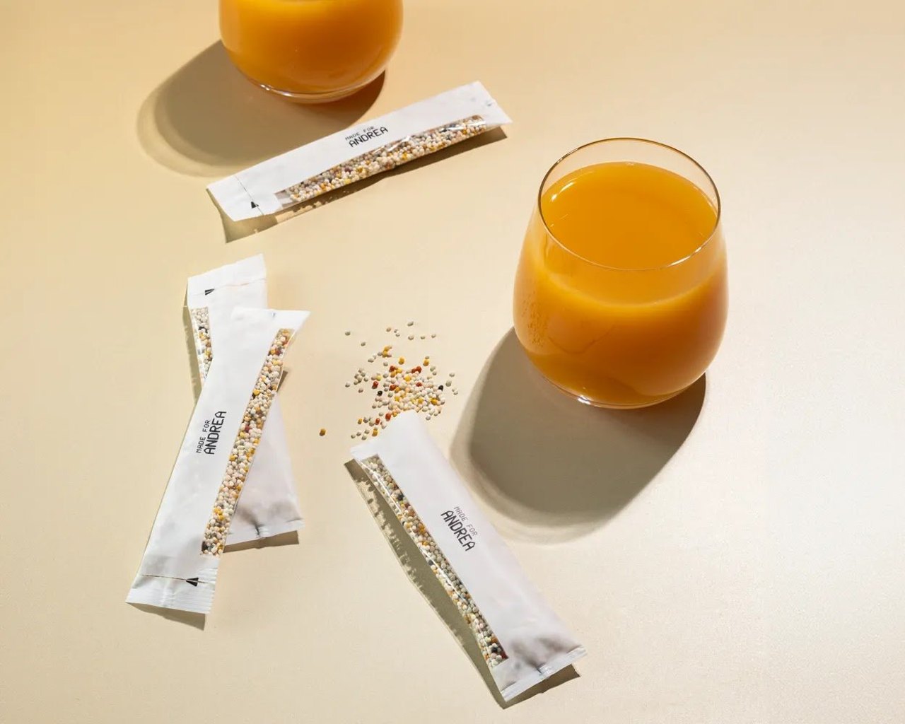 Nutrition Complete Tagesportionen neben einem Glas Orangensaft