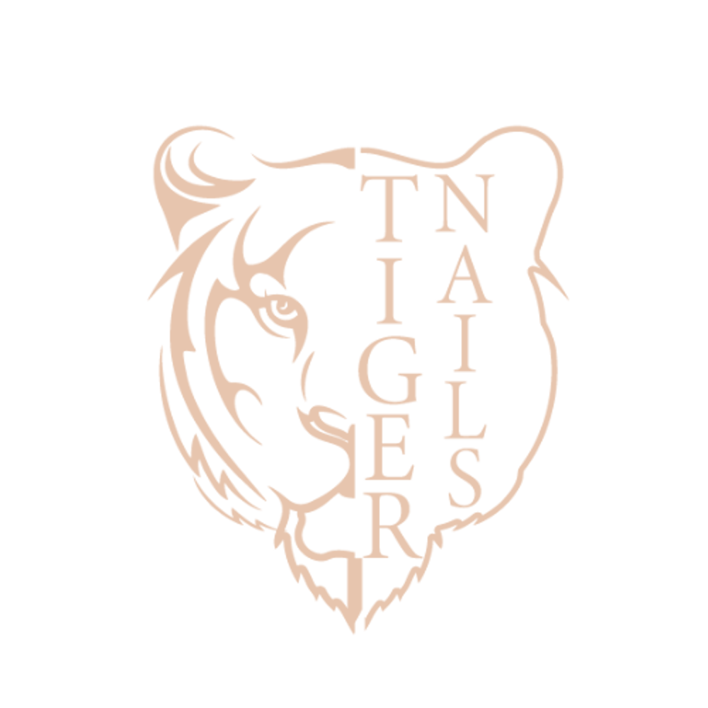 Beige-farbenes Tigerkopf-Logo mit dem Wort „Tigernails" auf der rechten Seite