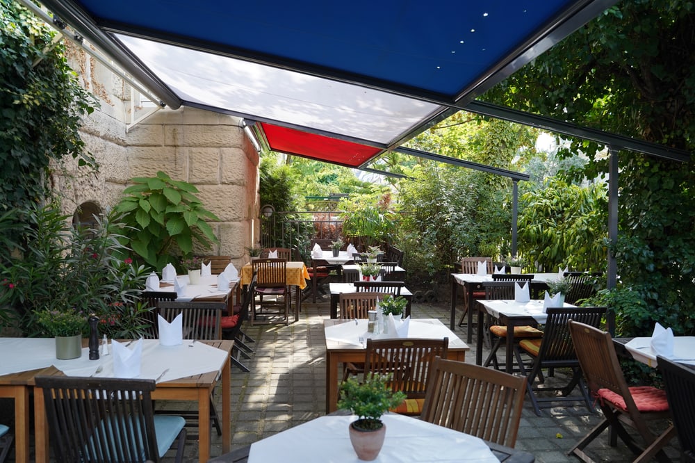 Sommerterrasse unter blauer Markise