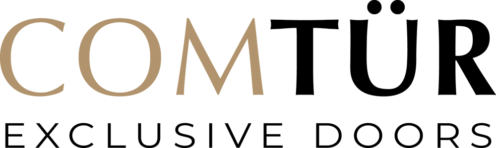 COM TÜR EXCLUSIVE DOORS Logo in braun und schwarz auf dunkelgrünem Hintergrund.