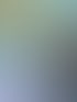 Eine Frau wird interviewt, sichtbar auf dem Kontrollmonitor einer Filmkamera mit technischen Anzeigen wie REC und ISO 640.
