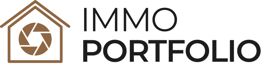 Braunes Haus-Symbol mit Kameraverschluss und Text "IMMO PORTFOLIO" auf dunkelgrünem Hintergrund.