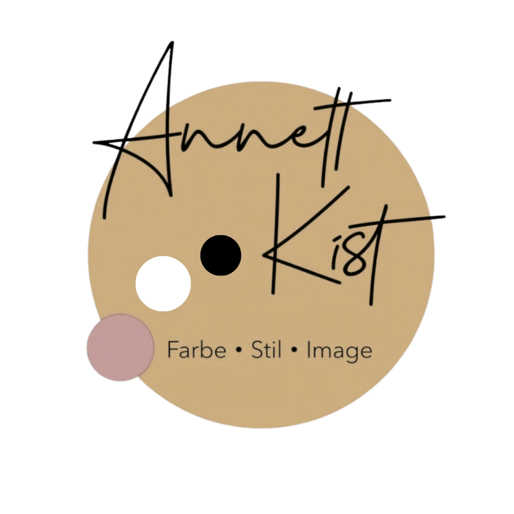 Annett Kist Logo: „Farbe • Stil • Image“ auf beigem Kreis mit schwarzen, weißen und rosa Punkten.