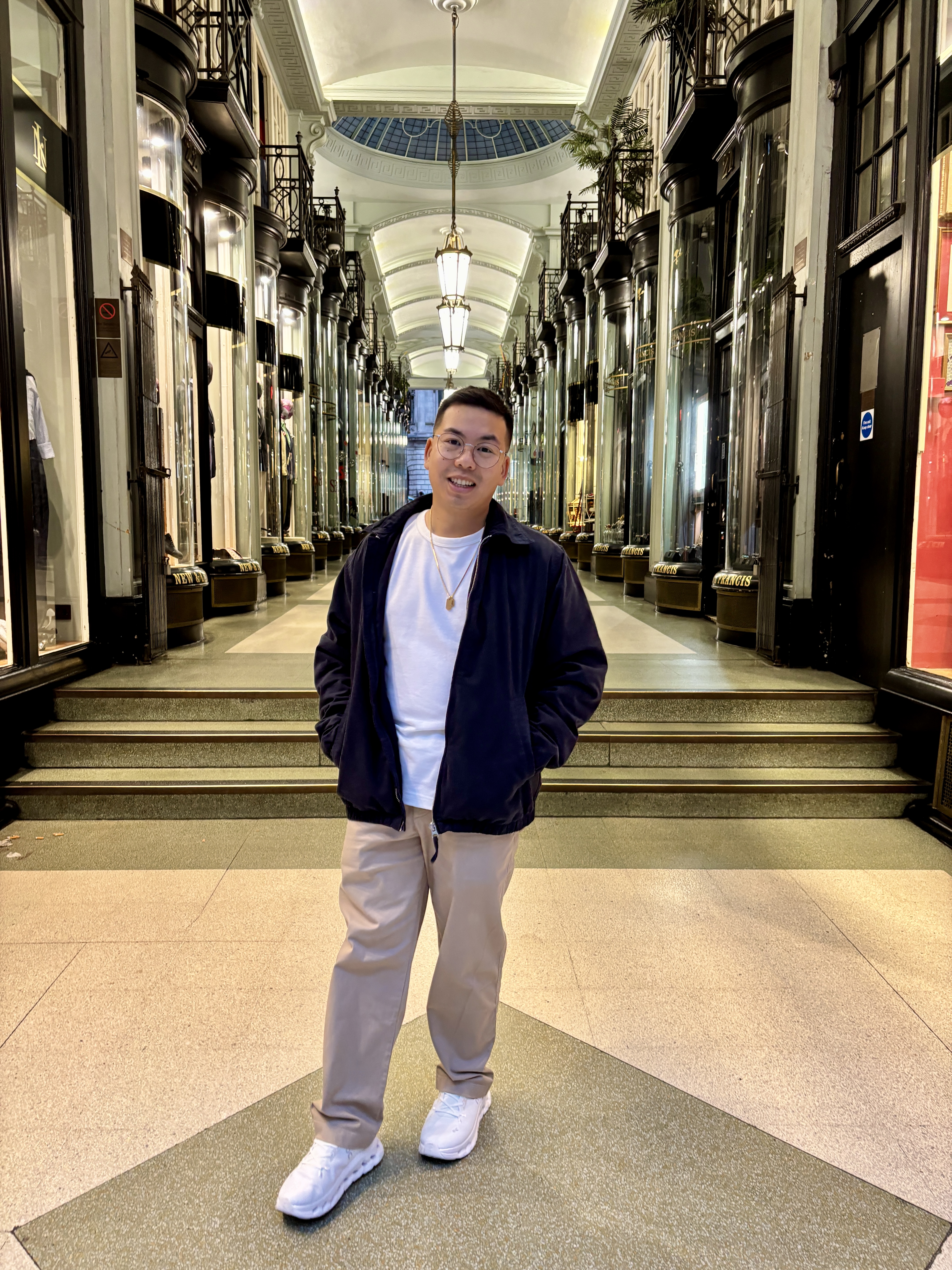 Dugge Pham beim Gitarrespielen