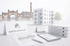 Immobilienmakler-Schreibtisch mit Exposé, Tablet und Aktenordnern vor einem modernen Wohnhaus und Stadtpanorama.