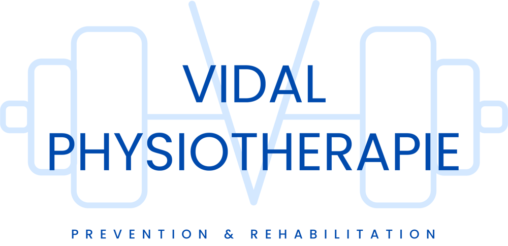 Logo mit blauem Umriss einer Hantel, die die Buchstaben "Vidal Physiotherapie" und "Prävention & Rehabilitation" umrahmt.