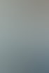 Ein Mann im Hemd macht sich Notizen auf einem Tablet vor einem geöffneten Sicherungskasten von Hager.