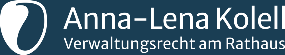 Weißes, stilisiertes schildförmiges Logo auf blauem Hintergrund mit Text: Anna-Lena Kolell, Verwaltungsrecht am Rathaus.