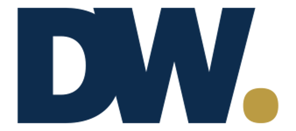 Das Logo von DW Websolutions. Es besteht aus den Buchstaben "DW" in dunkelblau und einem Punkt dahinter in gold.