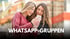 Zwei junge Frauen blicken gemeinsam lächelnd auf ein Smartphone. Text: WHATSAPP-GRUPPEN.