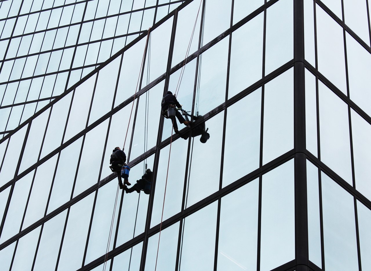 Industriekletterer in Marzahn-Hellersdorf: Glasfassadenreinigung am Hochhaus mit Seiltechnik.